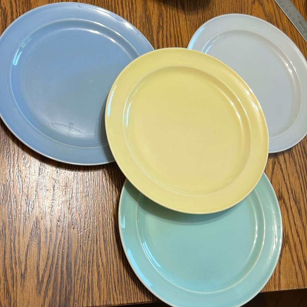 Taylor Smith and Taylor LuRay pastels 4 dinner plates. Green yellow grey & Blue